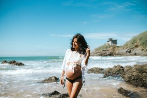 Femme enceinte à la plage