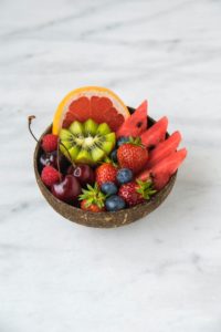bol de fruits frais, kiwi, fraises, myrtilles, pamplemousse