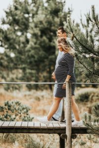 Couple avec femme enceinte en randonnée